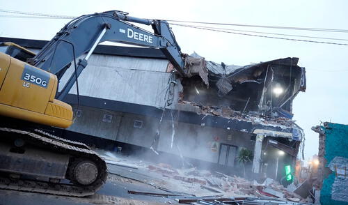 En total, la MML demolió cerca de 302 metros cuadrados del centro de convenciones. Foto: Municipalidad de Lima Vïa Expresa Sur