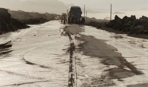 Huaicos bloquean la Panamericana Sur. Foto: La República Huaicos bloquean la Panamericana Sur.