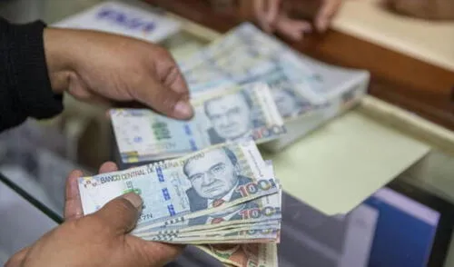 Según la Ley de presupuesto 2025, se entregará hasta 600 soles repartidos en dos entregas por concepto de aguinaldo. Foto: Andina