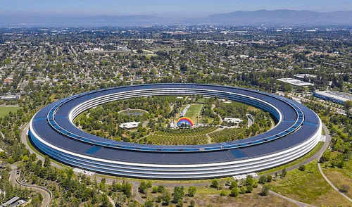 Apple Park, la sede de Apple, destaca por su diseño futurista y sostenible. Este icónico campus, concebido por Steve Jobs, simboliza la innovación tecnológica y el compromiso ecológico de la empresa. Foto: Arne Müseler Apple Park, la sede de Apple, destaca por su diseño futurista y sostenible. Este icónico campus, concebido por Steve Jobs, simboliza la innovación tecnológica y el compromiso ecológico de la empresa.