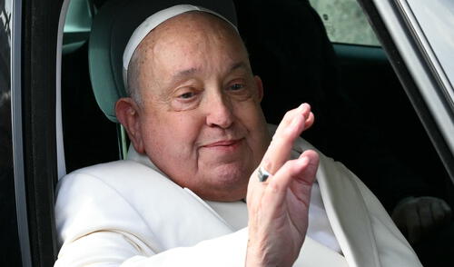 El Pontífice, de 88 años, arrastra un “fuerte resfriado” desde la semana pasada. Foto: AFP El Papa Francisco, a sus 88 años, arrastra un “fuerte resfriado” desde la semana pasada y fue hospitalizado el viernes.