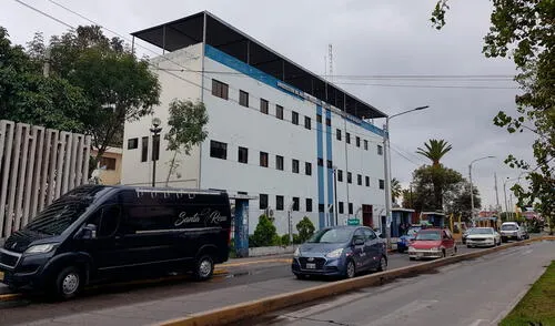 El trágico accidente ocurrió en el pueblo Jjoven Miguel Grau, distrito de Paucarpata. Foto: Wilder Pari/La República Arequipa: adulto mayor muere al caer del techo de su vivienda mientras hacia limpieza tras fuertes lluvias