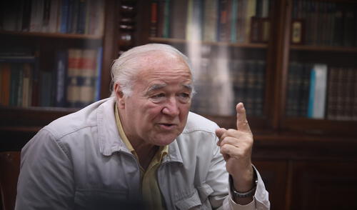 García Belaunde asegura que no detesta al ex presidente Martín Vizcarra, quien lo sacó del Congreso, pero lo llama “pobre diablo equivocado”. Fotografía: Félix Contreras / La República El popular 'Vitocho' en su oficina de Surquillo.