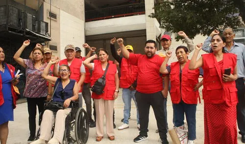 Propietarios denuncian que la exdirectiva les exigen cinco mil soles para permitir el ingreso de maquinaria al centro comercial. Foto: Carlos Félix Propietarios denuncian que la exdirectiva les exigen cinco mil soles para permitir el ingreso de maquinaria al centro comercial. Foto: Carlos Félix