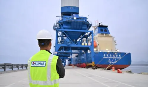 Personal de la Sunat en el megapuerto de Chancay. Foto: Sunat Personal de la Sunat mirando una embarcación en el megapuerto de Chancay