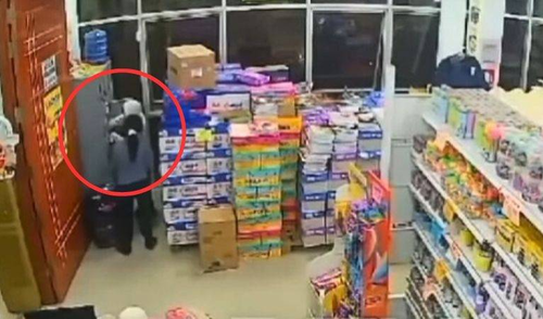 Las cámaras registraron el delito y ayudaron en la identificación. Foto: TvPerú/captura mujer controlaba y vigilaba al niño durante el robo