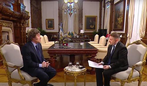 Durante entrevista a Javier Milei, un asesor de presidencial detiene el diálogo para evitar problemas judiciales al presidente.