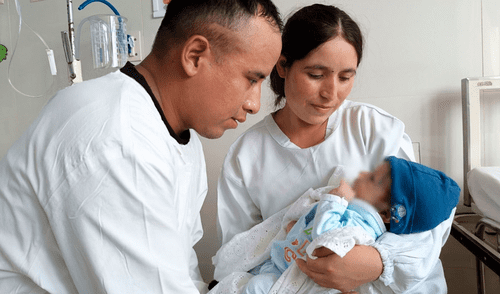 El equipo médico estuvo encabezado por el doctor Jesús García Pinzás. Foto: Andina Recién nacido sobrevive 45 minutos con el corazón detenido y abierto tras cirugía por cardiopatía congénita