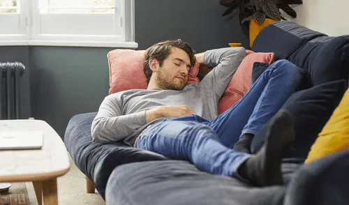 Varios estudios sugieren que una siesta breve de entre 10 a 20 minutos puede mejorar la concentración, el estado de alerta y el rendimiento cognitivo sin generar somnolencia al despertar. Foto: composición LR/Men's Health