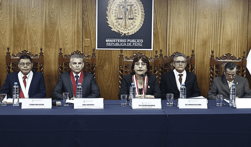 Tensión entre miembros del Ministerio Público durante la conferencia de prensa del Equipo Especial Lava Jato y sus investigaciones emblemáticas.| Foto: Marco Cotrina / La República. Tensión entre miembros del Ministerio Público durante la conferencia de prensa del Equipo Especial Lava Jato y sus investigaciones emblemáticas.