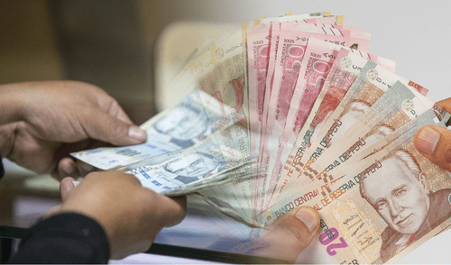 personas con billetes peruanos