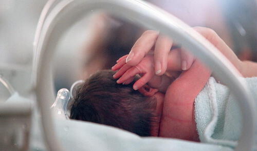 Abandonan a bebé nacido mediante gestación subrogada en Argentina: madre biológica francesa nunca apareció