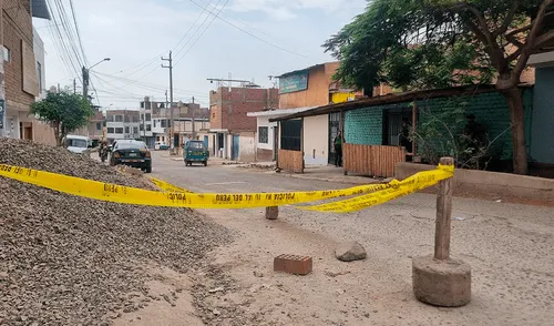 Vecinos de la zona auxiliaron a la madre de familia, quien terminó gravemente herida. Foto: Kevinn García/La República Madre de familia sale a trabajar y es baleada por delincuentes en Carabayllo