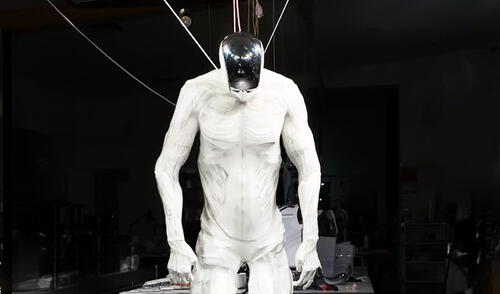 Protoclone, el robot humanoide de Clone Robotics, sorprende con su impactante realismo y movimientos casi naturales.