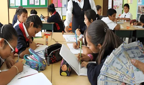 Estudiantes en salón de clases y billetes de cien soles