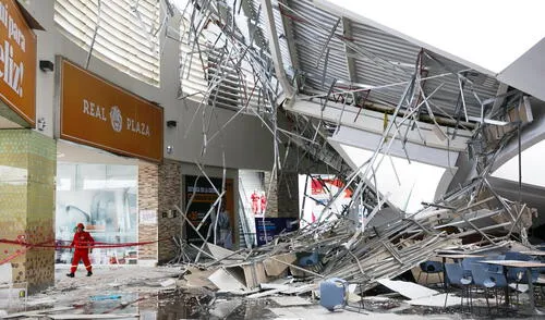 Daños. Así luce el patio de comidas. Los bomberos temen que haya más cuerpos bajo escombros.