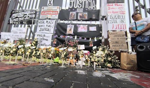 Ciudadanos denunciaron que la cifra de fallecidos en Real Plaza Trujillo no era la correcta. Foto: La República Ciudadanos denunciaron que la cifra de fallecidos en Real Plaza Trujillo no era la correcta.