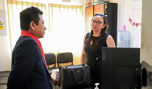 Durante la visita, se constató la atención eficiente de procesos judiciales urgentes, garantizando la continuidad de servicio durante el periodo vacacional.