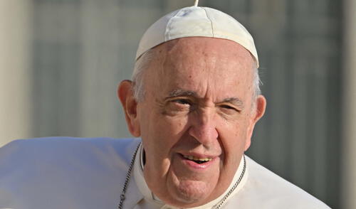 Papa Francisco lleva hospitalizado más de una semana y presenta mejorías leves en últimos días.