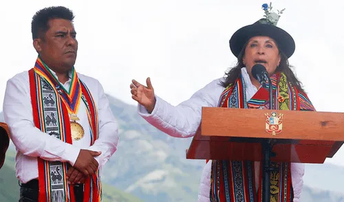 Dina Boluarte no asistió a su cita en la Fiscalía por caso Cofre, pero estuvo en una actividad oficial en Apurímac.| Foto: Presidencia. Dina Boluarte le dice al gobernador de Apurimac, Percy Godoy, que aproveche que ella es presidenta.