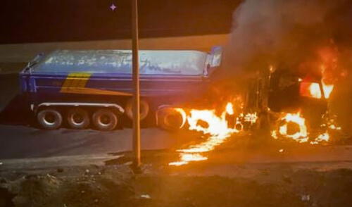Incendio en tráiler causa caos en la carretera Panamericana Norte. Foto: Andina Chofer logra escapar ileso tras incendio en la cabina de su tráiler en la Panamericana Norte en Chancay