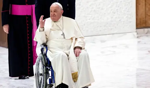 El papa Francisco en estado crítico pero estable en el Hospital Gemelli de Roma por neumonía bilateral.