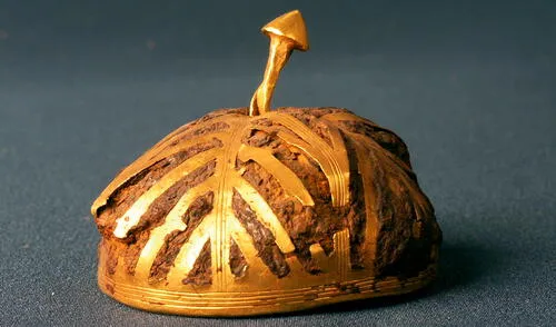 Una semiesfera hueca fueron forjadas, con hierro de meteoritos caídos del cielo, según estudios. Foto: Museo Villena Una semiesfera hueca fueron forjadas, con hierro de meteoritos caídos del cielo, según estudios.