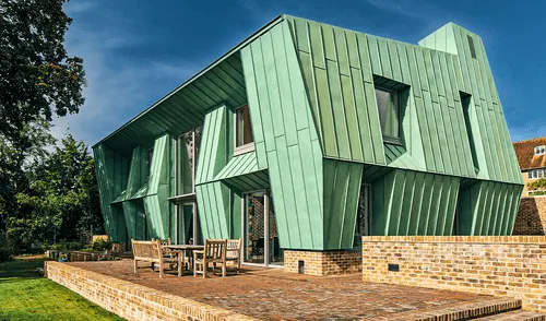 Esta casa fue construida con cobre y placas solares para eliminar la huella de carbono