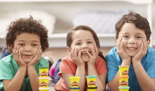 Utilizar Play-Doh no solo refuerza habilidades esenciales, sino que también ayuda a regular emociones.