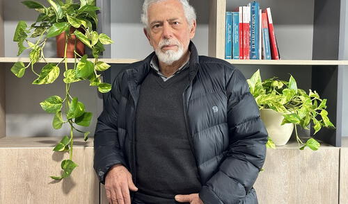 Gorriti dice que se vive "un momento sumamente difícil" para la democracia en el mundo por las acciones de Trump y sus aliados. Fotografía: IDL-Reporteros Gorriti en la redacción de IDL-Reporteros.