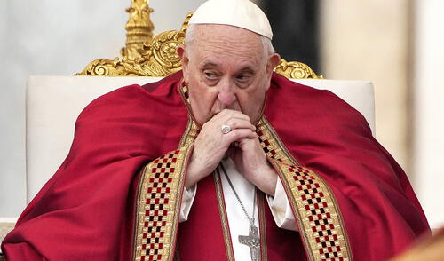 El papa Francisco presentó una mejoría tras una crisis respiratoria que le provocó vómitos el último viernes. Foto: AFP.