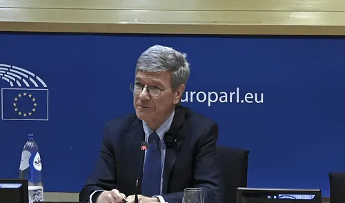 Jeffrey Sachs recomendó a Europa desarrollar una política exterior independiente y señaló los riesgos de depender de Washington. Foto: The Economist Times/captura de video. Jeffrey Sachs, reconocido economista, advierte que “ser enemigo de Estados Unidos es peligroso, pero ser su amigo es fatal”
