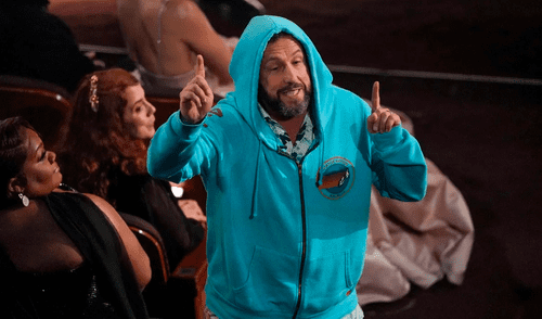 Adam Sandler rompe el protocolo en los Premios Oscar 2025.