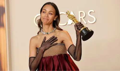 Zoe Saldaña, nombrada ganadora a mejor actriz de reparto en los Premios Oscars 2025, posó en la rueda de prensa.