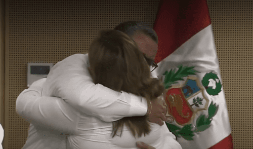 Dina Boluarte recibe con una ovación a ministro Santiváñez.