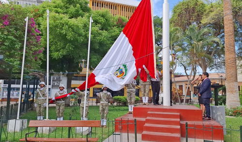 Tras el Izamiento, se lleva a cabo un desfile de las Fuerzas Armadas, así como instituciones públicas y privadas presentes. Fuente:Difusión. Tras el Izamiento, se lleva a cabo un desfile de las Fuerzas Armadas, así como instituciones públicas y privadas presentes.