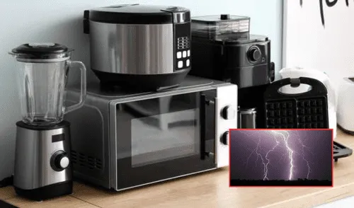 Durante una tormenta eléctrica, es recomendable desenchufar ciertos electrodomésticos para evitar daños por sobretensiones o cortes de energía. Foto: composición LR/Semana.com/Candela
