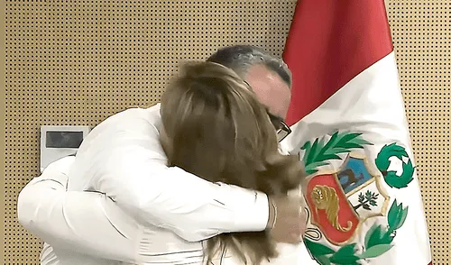 A capa y espada. Así defiende la presidenta Dina Boluarte a su ministro del Interior, Juan José Santiváñez. Foto: difusión A capa y espada. Así defiende la presidenta Dina Boluarte a su ministro del Interior, Juan José Santiváñez.