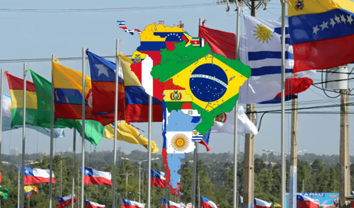 El diseño actual de este país sudamericano consta de tres franjas horizontales de igual tamaño: amarillo en la parte superior, azul en el centro y rojo en la parte inferior. Foto: composición LR/Diario Jurídico El diseño actual de este país sudamericano consta de tres franjas horizontales de igual tamaño: amarillo en la parte superior, azul en el centro y rojo en la parte inferior.oto: composición LR/Diario Jurídico