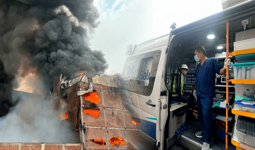 EsSalud ha establecido puestos médicos en la zona para brindar atención a los damnificados que hayan inhalado humo. Foto: composición LR Incendio en Cercado de Lima: amputan parte del dedo de un trabajador de Sedapal tras accidente con bomba de agua