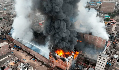 Estructura de edificio se derrumba mientras bomberos intentan controlar el fuego en el Centro de Lima.