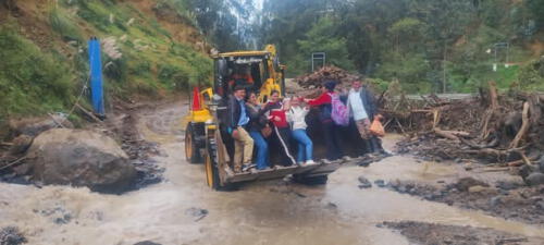 Maestros tuvieron que usar uso de cargador frontal para llegar a clases tras las lluvias. Maestros tuvieron que usar uso de cargador frontal para llegar a clases tras las lluvias.