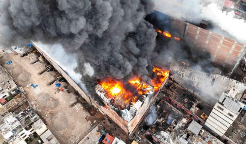 El primer ministro, Gustavo Adrianzén, aseguró que el Ministerio de Vivienda se encargará de la entrega de bonos a los damnificados del incendio. Foto: LR