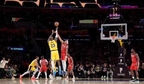 LeBron James intentando un tiro de tres puntos el pasado martes en Los Ángeles. FOTO:AFP