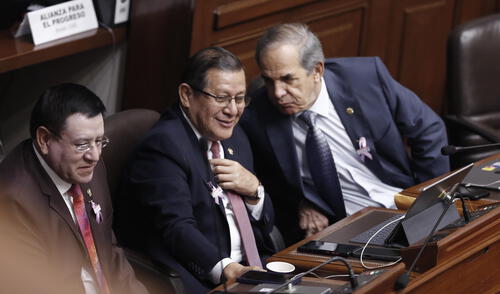 Eduardo Salhuana bajó a su escaño. Su sonrisa reflejó la seguridad de que seguirá en el cargo.