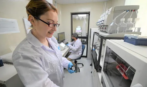 BIÓLOGA MOLECULAR DEL INSN BREÑA, FLOR VÁSQUEZ. FOTO: DIFUSIÓN BIÓLOGA MOLECULAR DEL INSN BREÑA, FLOR VÁSQUEZ. FOTO: DIFUSIÓN