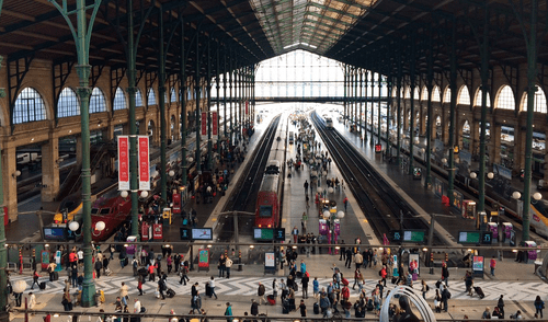 La Compañía Nacional de Ferrocarriles Francesa (SNCF) recomienda a los viajeros consultar actualizaciones y usar alternativas como metro o autobús. Foto: LM Neuquen. Hallan bomba de la Segunda Guerra Mundial en París, cerca de la estación Gare du Nord, una de las más transitadas del mundo