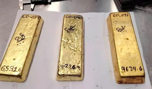 El mineral le pertenecía a la empresa RCA Coropuna, el cual no pudo acreditar de manera fehaciente su procedencia. Foto: Ministerio Público Fiscalía incauta 22 kg de oro en lingotes valorizados en casi US$/2 millones antes de ser exportados ilegalmente vía aérea