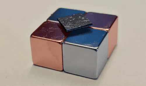 Investigadores japoneses ha logrado que un material flote sin apoyo visible y sin necesidad de energía externa.