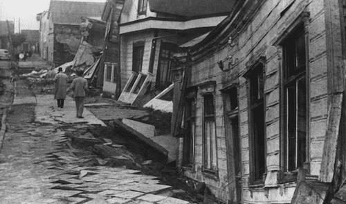 Generó un maremoto que alcanzó costas tan lejanas como Hawái y Japón, causando daños graves y provocando más de 200 muertes a nivel global. Foto: Getty Generó un maremoto que alcanzó costas tan lejanas como Hawái y Japón, causando daños graves y provocando más de 200 muertes a nivel global.